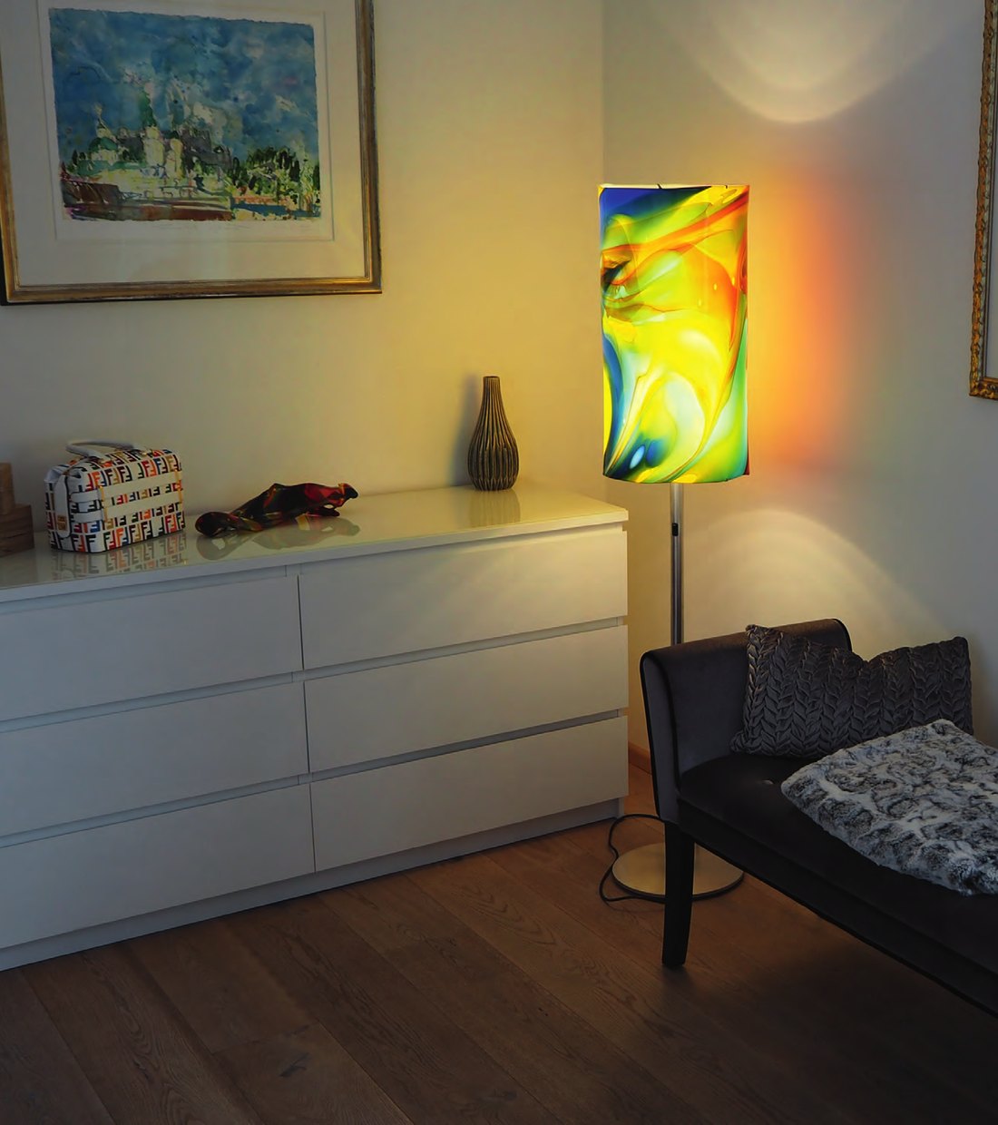 Stehleuchte LED mit leuchtendem Glaszylinder im Wohnraum